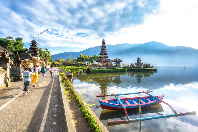 Instagram Tour in Bali: The Most Beautiful Spots - Handara Gate gives you the classic opening shot