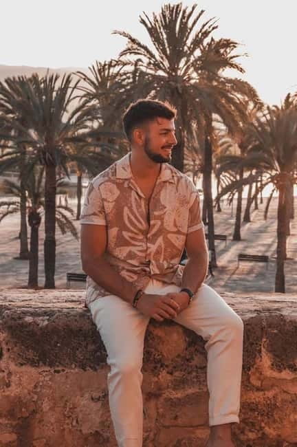 Instagram tour in Palma de Mallorca with a private photographer - Posing help for people who feel awkward on camera