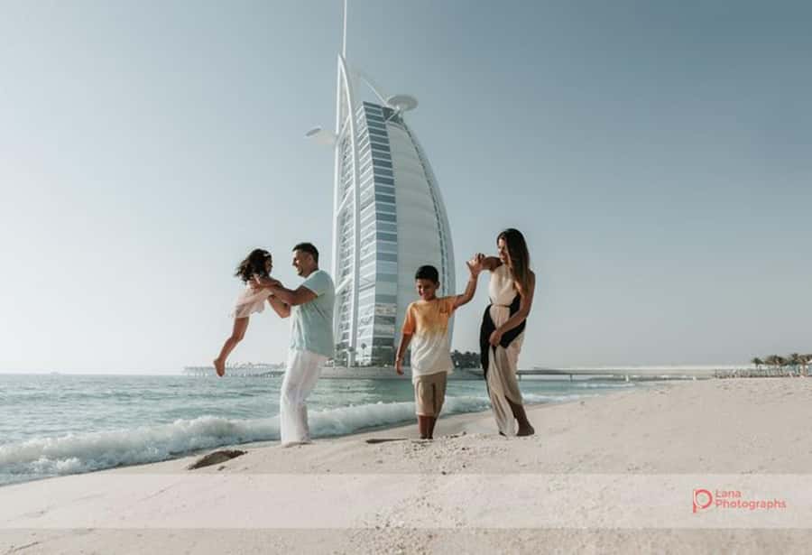 Instagram tour of Dubai with a private photographer. - Starting the session: guidance for people who dislike posing