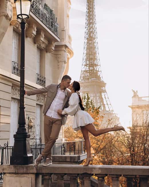 Instagram tour of Paris with a private photographer - Getting natural photos without knowing how to pose