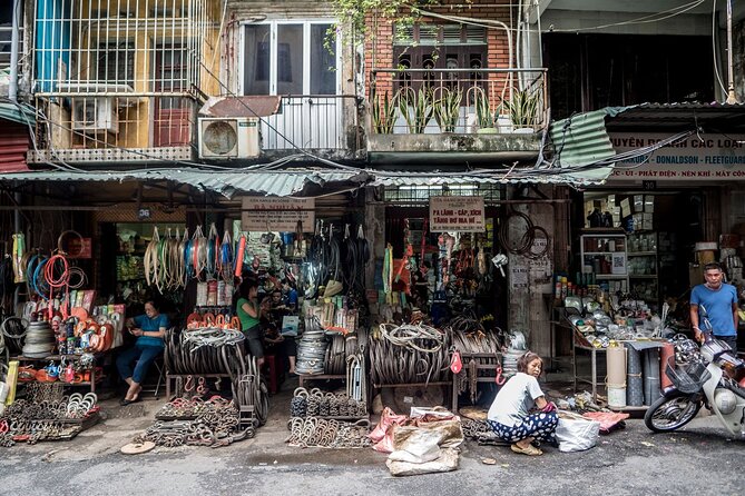 Into the Thieves Market Hanoi Photo Tour - Entering Hanoi’s Hai Ba Trung Market