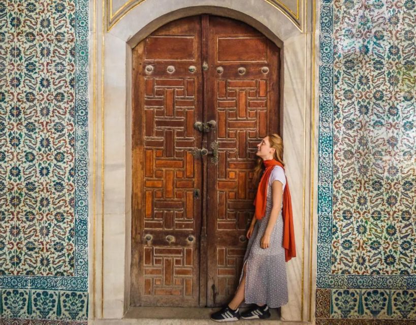 Istanbul Instagram Tour: Top Spots (Private & All-Inclusive) - One hour inside the Grand Bazaar