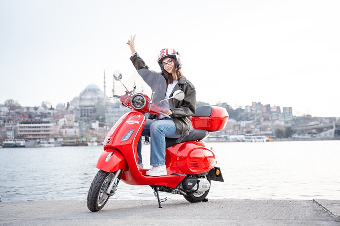 Istanbul Photoshoot tour with Local Photographer - Yeni Camii brings in Ottoman-era architecture
