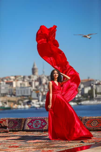 Istanbul: Professional Private Rooftop, Indoor Photoshoot - The ceramic and lamp room for bold portraits