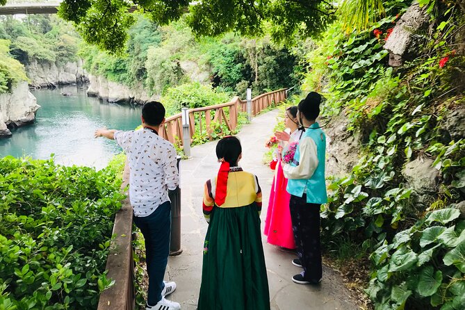 [Jeju] Hanbok Private guide tour & photo session in beautiful Yongduam rock, - Key details at a glance