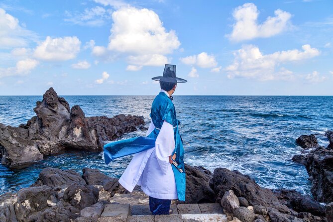 [Jeju] Hanbok Private guide tour & photo session in beautiful Yongduam rock, - Yongyeon Valley and the Cloud Bridge