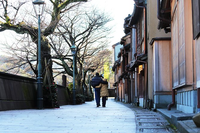 Kanazawa private half day/Photoshoot by professional photographer - Kazuemachi Chayagai beside the Asano River