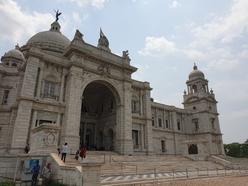 Kolkata Full-Day Street Photography Tour - Sudder Street’s crowded visual mix