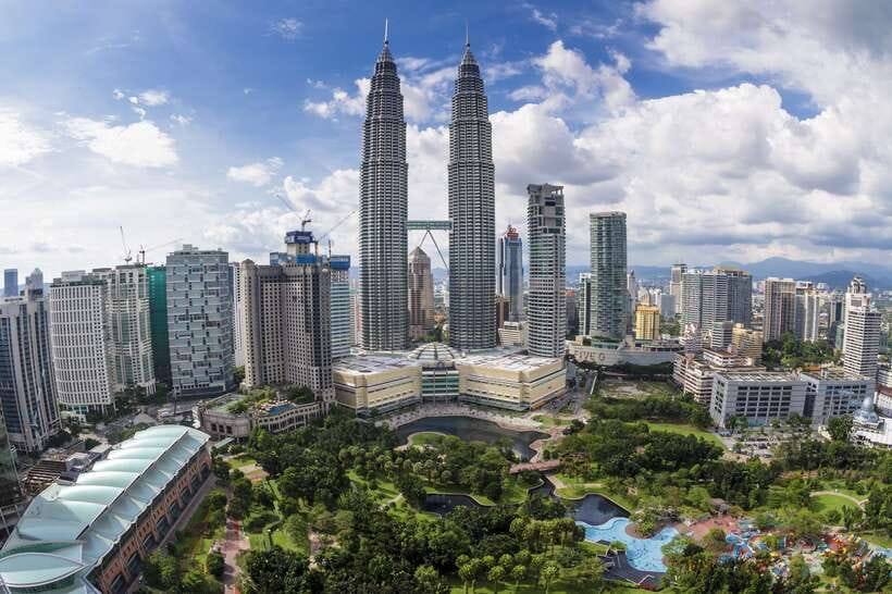 Kuala Lumpur: Half-Day Photo Tour with Petronas Twin Towers - Green space, memorials, and the National Mosque