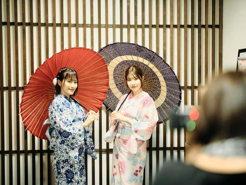 Kumamoto: 【jyousaien】Kimonorental with photoshoot - Walking through Suizenji Park in traditional dress
