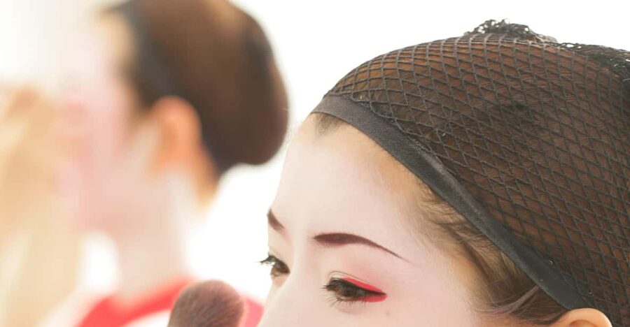 Kyoto: Maiko Makeover and Photoshoot Experience - The Japanese-room photoshoot