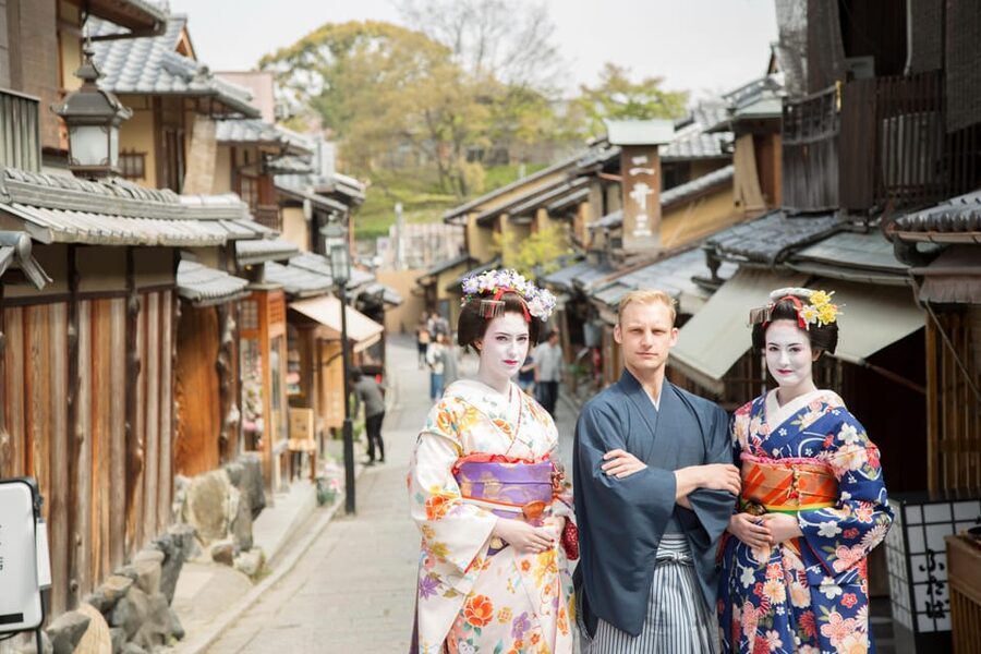 Kyoto: Maiko Makeover and Photoshoot Experience - Finding the studio near Kiyomizu