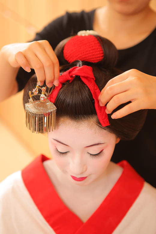 Kyoto: Maiko Makeover and Photoshoot Experience - Traditional makeup with room for personal choice