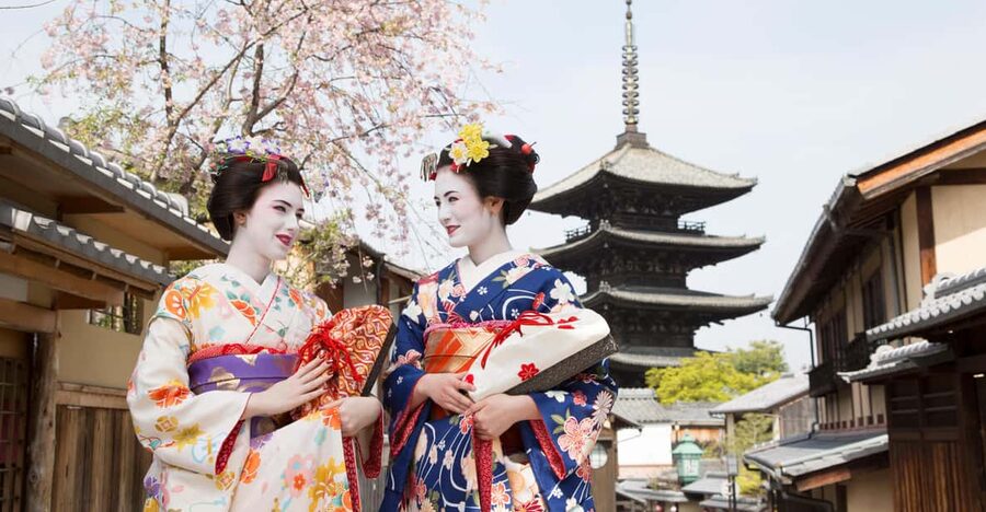 Kyoto : Maiko Makeover stroll and photo shoot experience - What this Kyoto makeover really offers