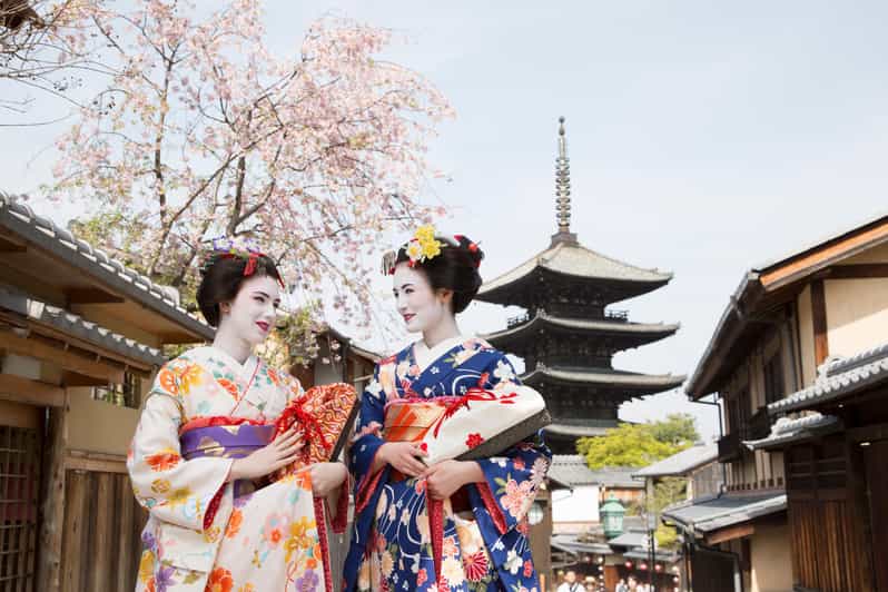 Kyoto : Maiko Makeover stroll and photo shoot experience - Choosing a kimono from a large selection