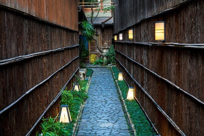 Kyoto Photography Masterclass - Private Photography Lesson - Pontocho District: narrow lanes and night light