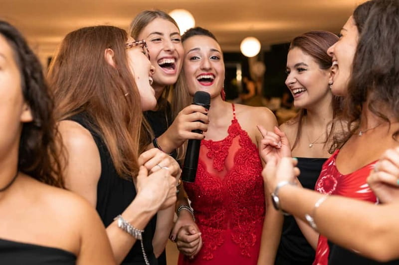 Lisbon: Bachelorette Party Photoshoot Tour - Language, flexibility, and cancellation