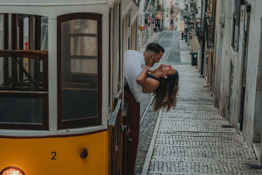 Lisbon photo shoot with a highlight video - Starting at Praça do Comércio