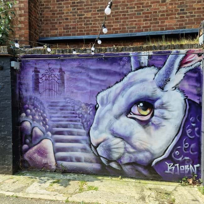 London: East End Instagrammable Street Art & Graffiti Tour - 7 Stars Yard and making your own mark
