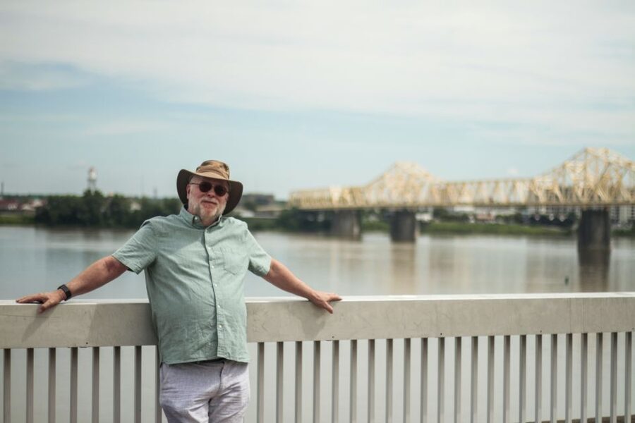 Louisville: Photoshoot Walking Tour with Pictures - Posed portraits or natural moments