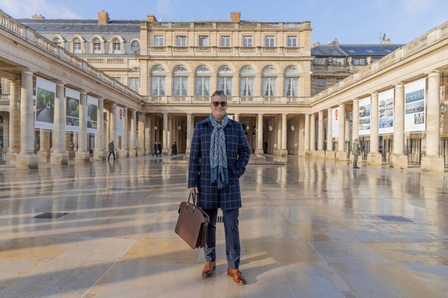 Louvre area photo shoot by Paris photographer - Palais-Royal: a calmer first backdrop