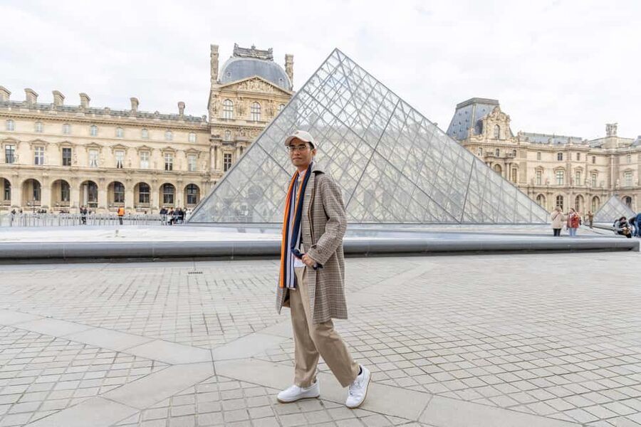 Louvre area photo shoot by Paris photographer - The Louvre pyramid and museum exterior