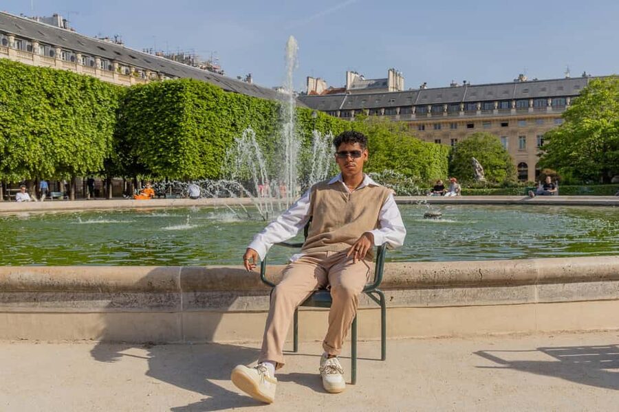 Louvre area photo shoot by Paris photographer - Is $39 per person a good value?