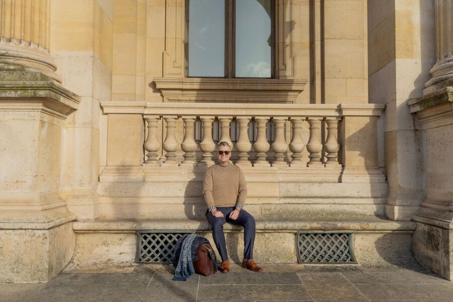 Louvre area photo shoot by Paris photographer - Meeting at 155 Rue Saint-Honoré