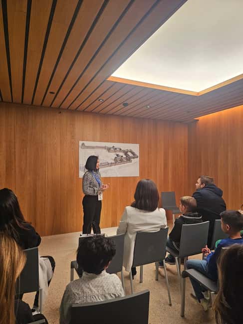 Louvre Museum (Essential) – 2-hour visit in Portuguese with a photo session - The first hour: major works and a clear route