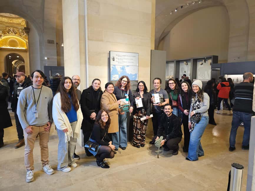 Louvre Museum (Essential) – 2-hour visit in Portuguese with a photo session - Photo stop after the opening galleries