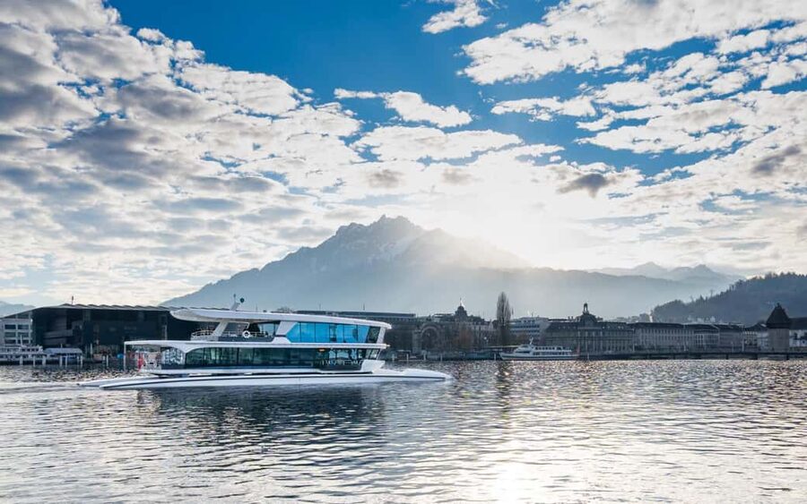Lucerne: Lake Cruise & Old Town Tour w/ Guide & Photographer - Key points at a glance