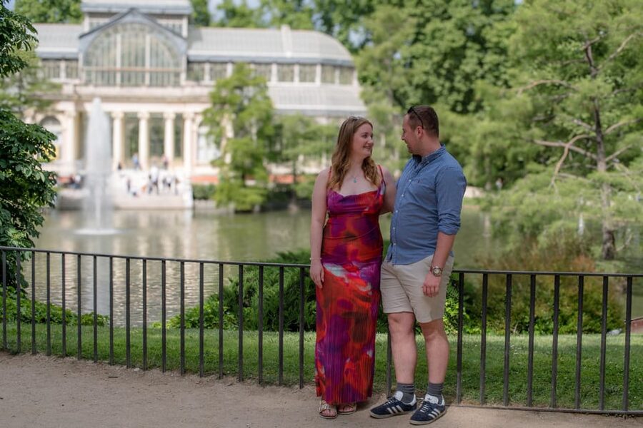 Madrid: Private Photoshoot at the Retiro Park - How the 15 to 45 minute session unfolds