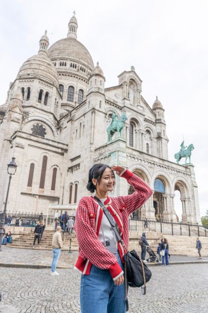 Montmartre Sacre Coeur area photoshoot by Paris photographer - Why a Montmartre photo session works so well