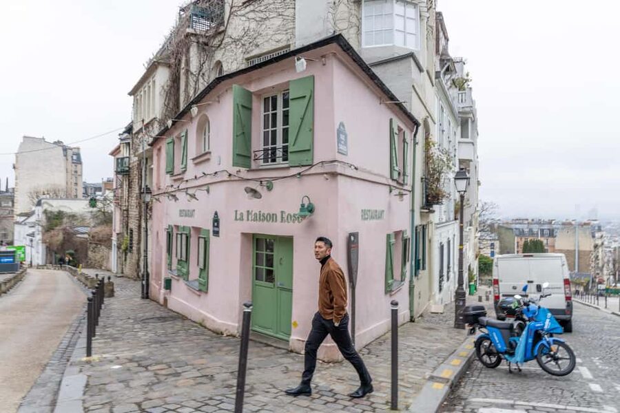 Montmartre Sacre Coeur area photoshoot by Paris photographer - What you actually receive after the shoot