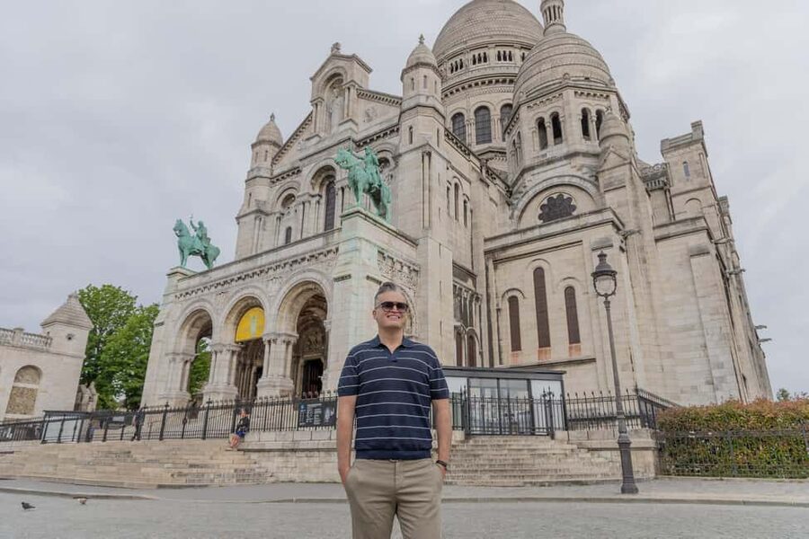 Montmartre Sacre Coeur area photoshoot by Paris photographer - What the personal service feels like
