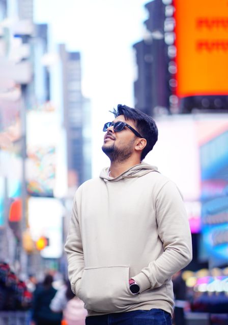 New York City: Solo or Couples Photoshoot in Times Square! - Who should book this experience?