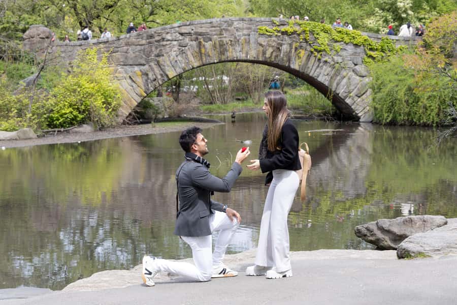 New York: Photoshoot in NYC Central Park 5th Ave - Starting beneath The Plaza Hotel