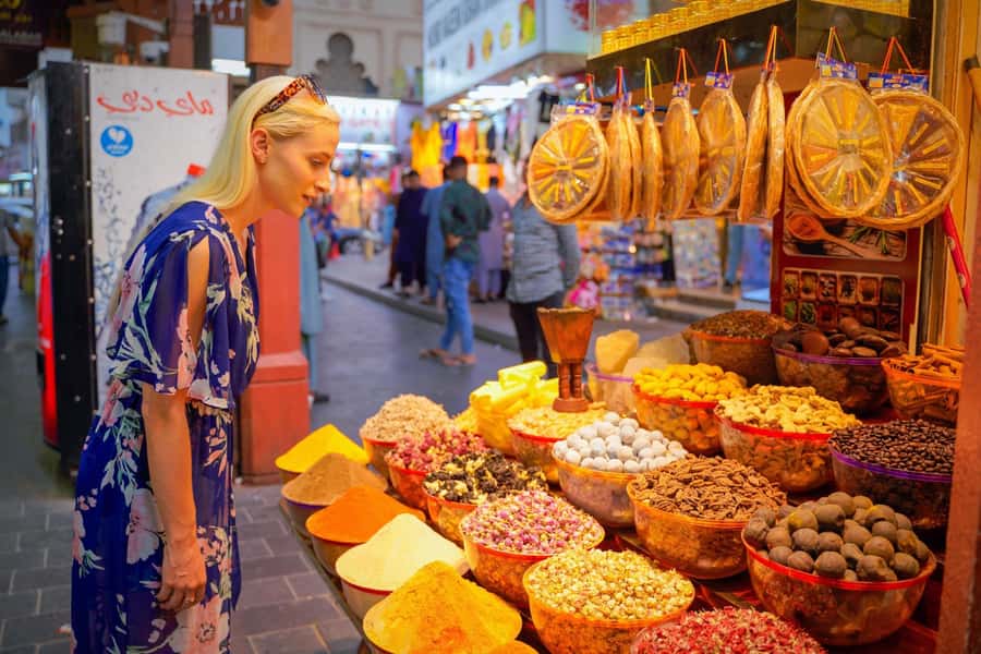 Old Dubai Guided Tour With Photographer: Souks & Street Food - What the photographer adds
