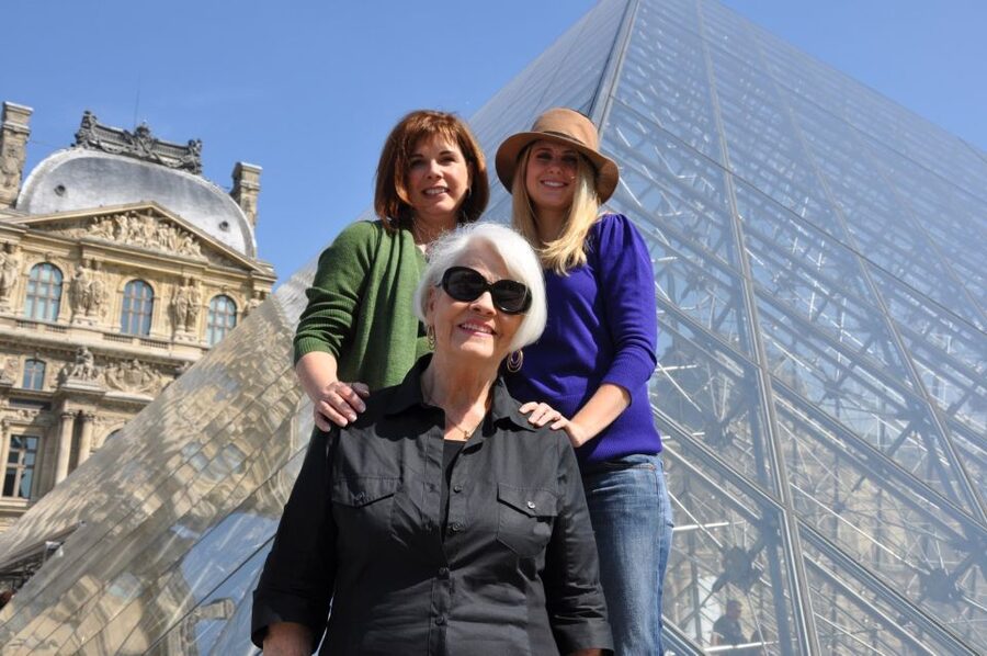 Paris 2-Hour Private Walking Tour with a Photographer - How the photographer works with couples and families