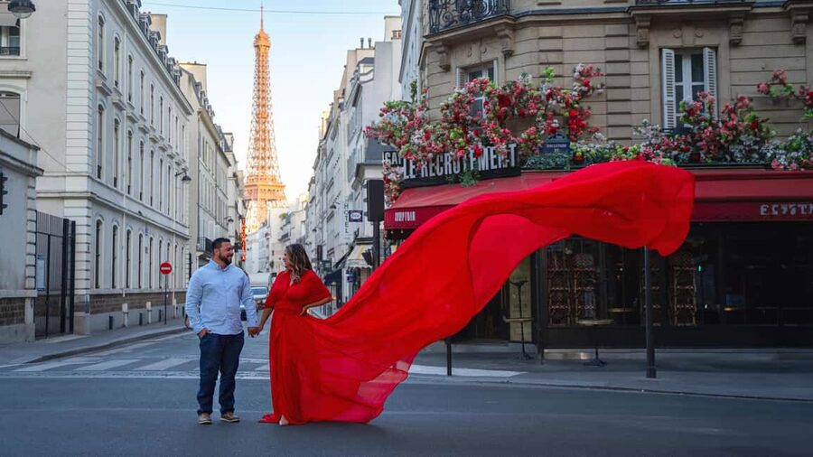 Paris: Eiffel Tower Flying-Dress Photoshoot jonadress - What you actually receive after the shoot