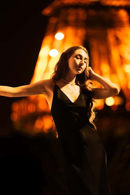 Paris: Eiffel Tower Night Photoshoot with 20 High End Edits - Key points at a glance