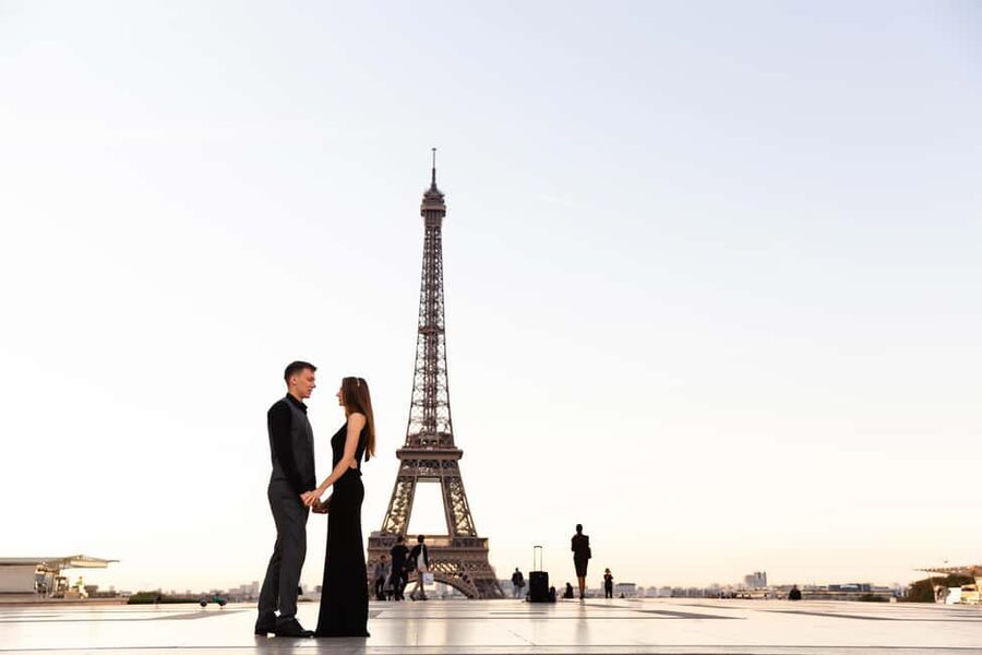 Paris: Eiffel Tower Photoshoot - Who should book this Paris photo session