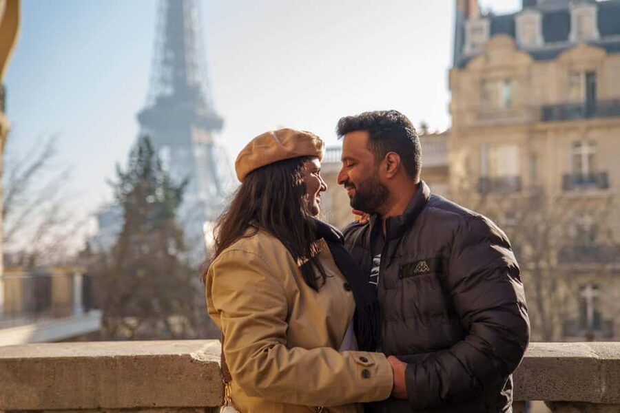 Paris: Eiffel Tower Photoshoot with a Professional - Cancellation, languages, and group arrangements
