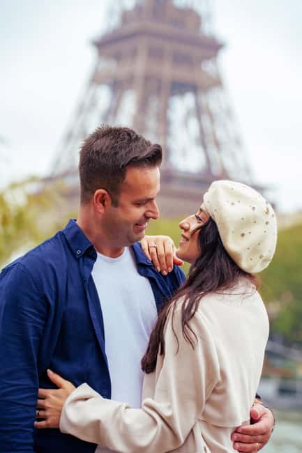 Paris: Eiffel Tower Photoshoot with a Professional - Fifteen minutes or one hour?