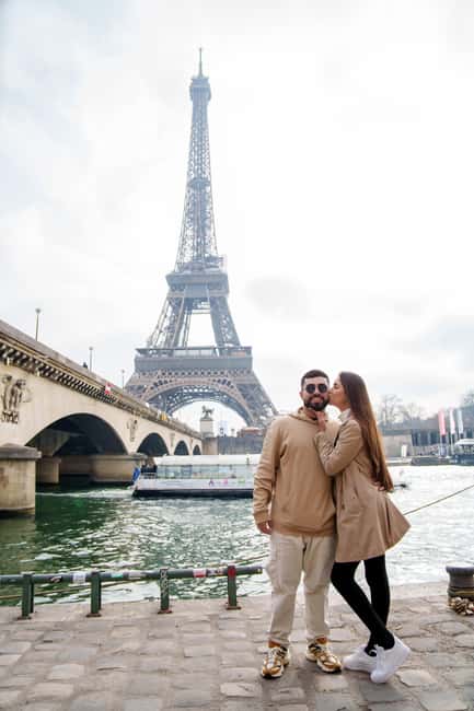 Paris: Eiffel Tower Photoshoot with a Professional - Why several locations make a difference