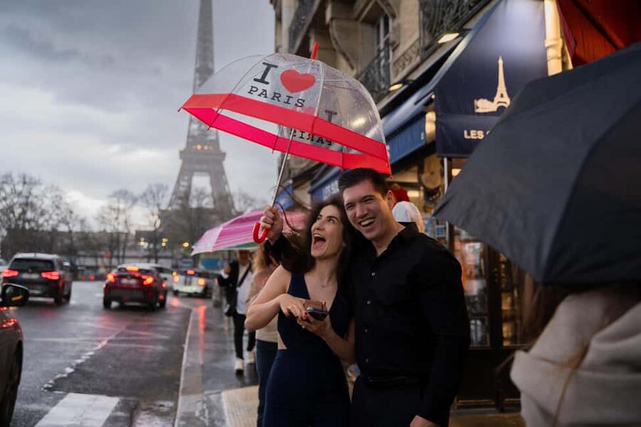 Paris: Eiffel Tower Premium Photoshoot - Who should book this experience