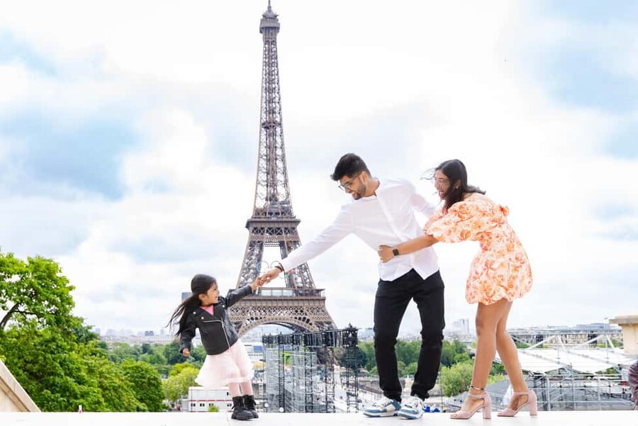 Paris: Eiffel Tower Premium Photoshoot - Retouching, image selection, and delivery
