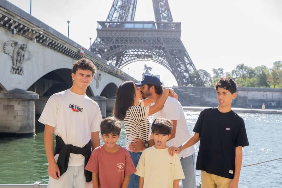 Paris: Eiffel Tower Premium Photoshoot - Starting at Pont de Bir Hakeim