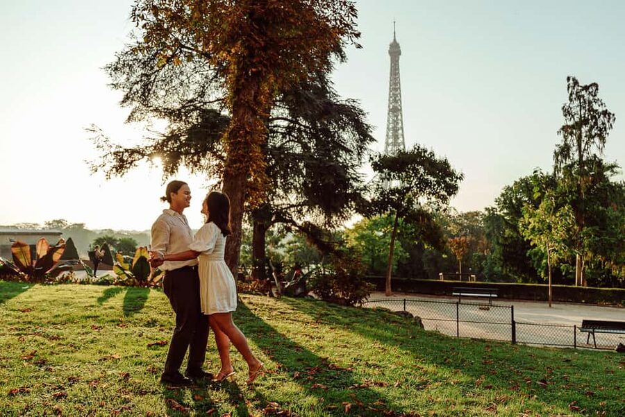 Paris: Eiffel Tower Street Photoshoot - Choosing between 15 minutes and two hours