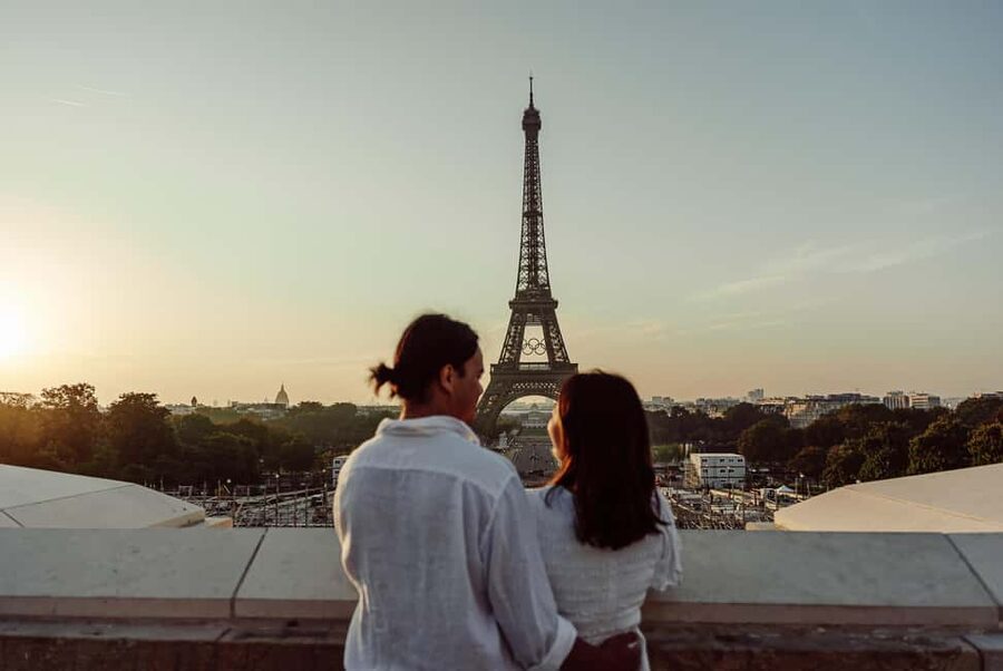 Paris: Eiffel Tower Street Photoshoot - What makes Renato a good fit for camera-shy people